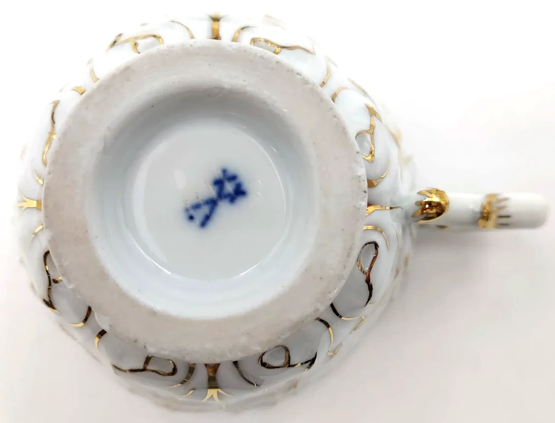 Tasse mit Untertasse Meissen (2-teilig) - gold gehöhter reliefierter Blattdekor – Bild 3