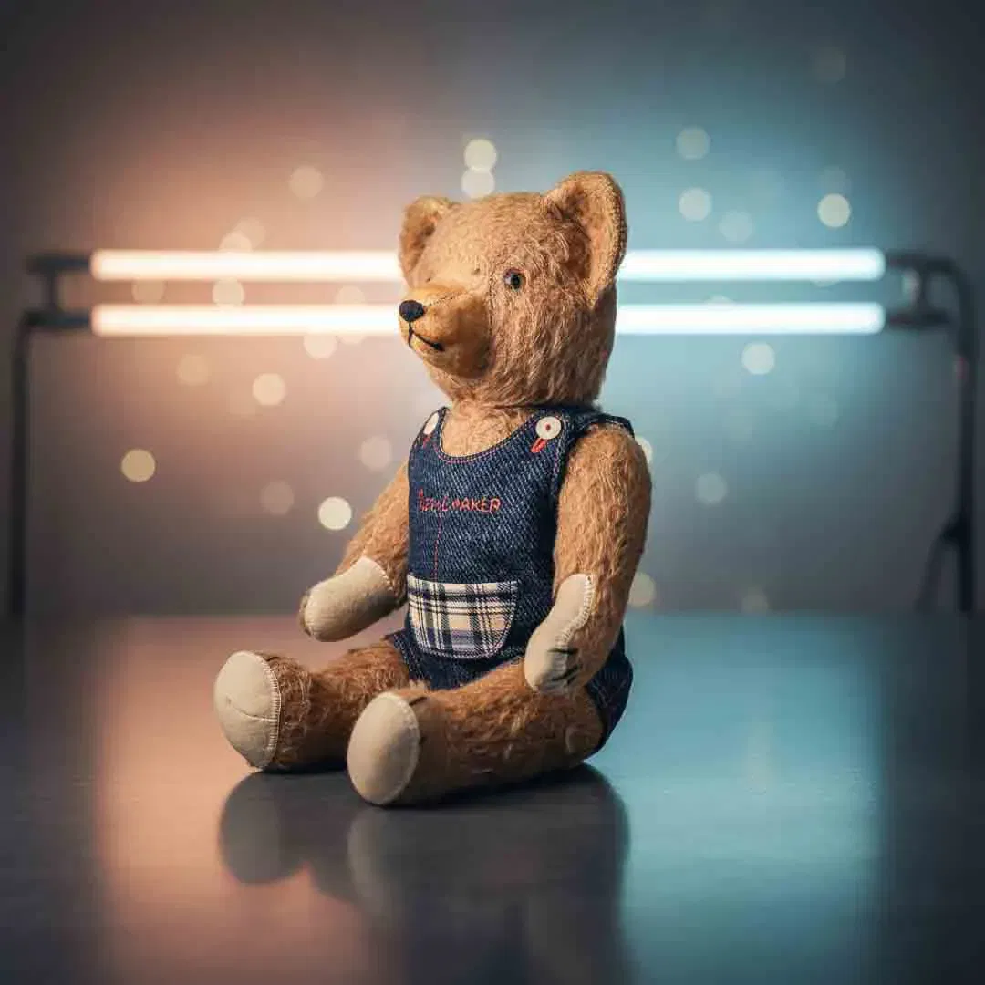 Vintage Teddybär 35cm mit Jeans-Latzhose Bestickung MONEYMAKER Beige - Bild 4