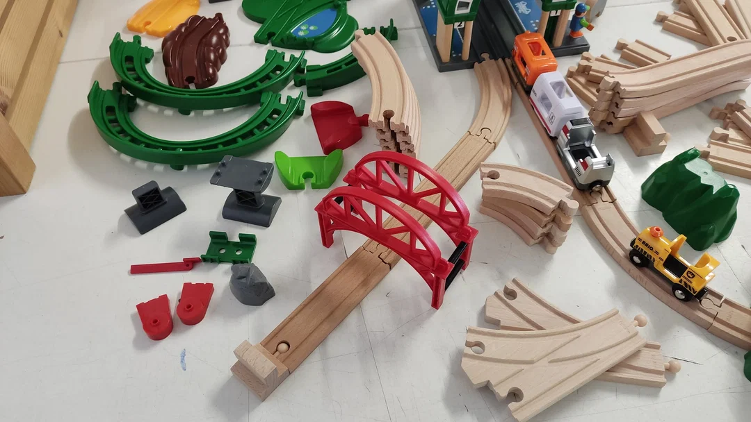 Brio Holzspielzeug/Eisenbahn Konvolut mit Holzkiste – Bild 12