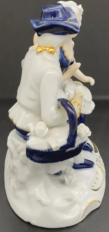 CDC Porzellan/Keramikfigur sitzendes romantisches Paar weiß/blau mit Goldverzierung – Bild 3