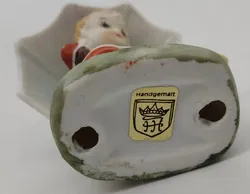 Mädchen mit Schirm und Vogel im Stil einer Hummel Figur  - Bild 3