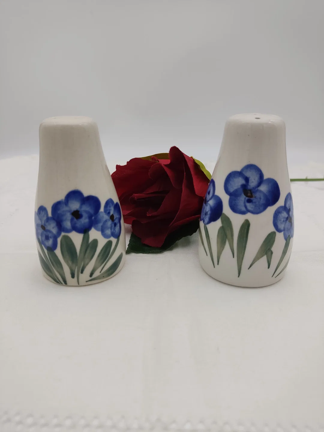 2er Set handbemalter BAWAG Vintage-Salz- und Pfefferstreuer aus Keramik mit blauem Blumenmuster – Bild 1