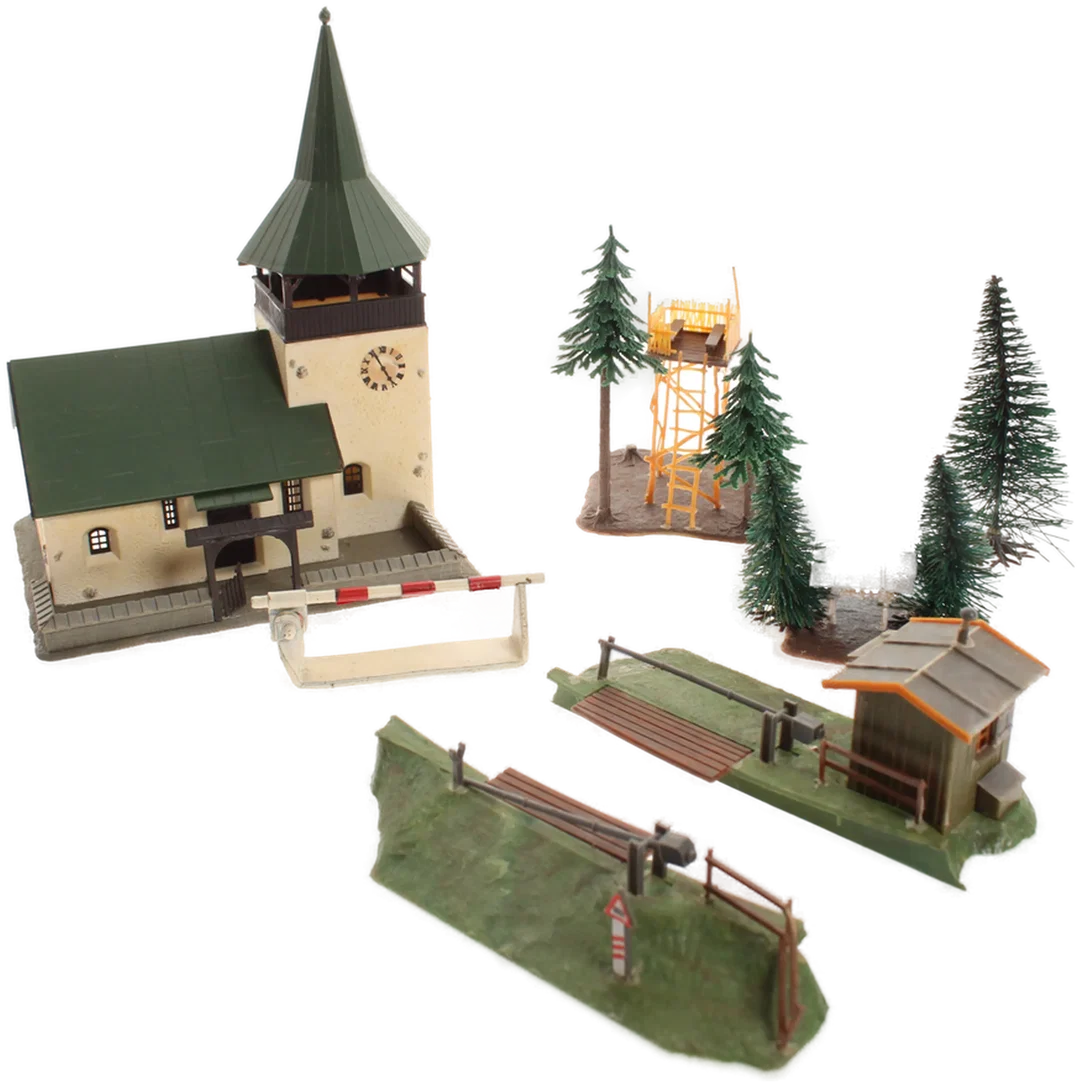 Konvolut Modellbahn-Dekoration – Kirche, Bahnübergänge, Hochstand, Bäume – Bild 2