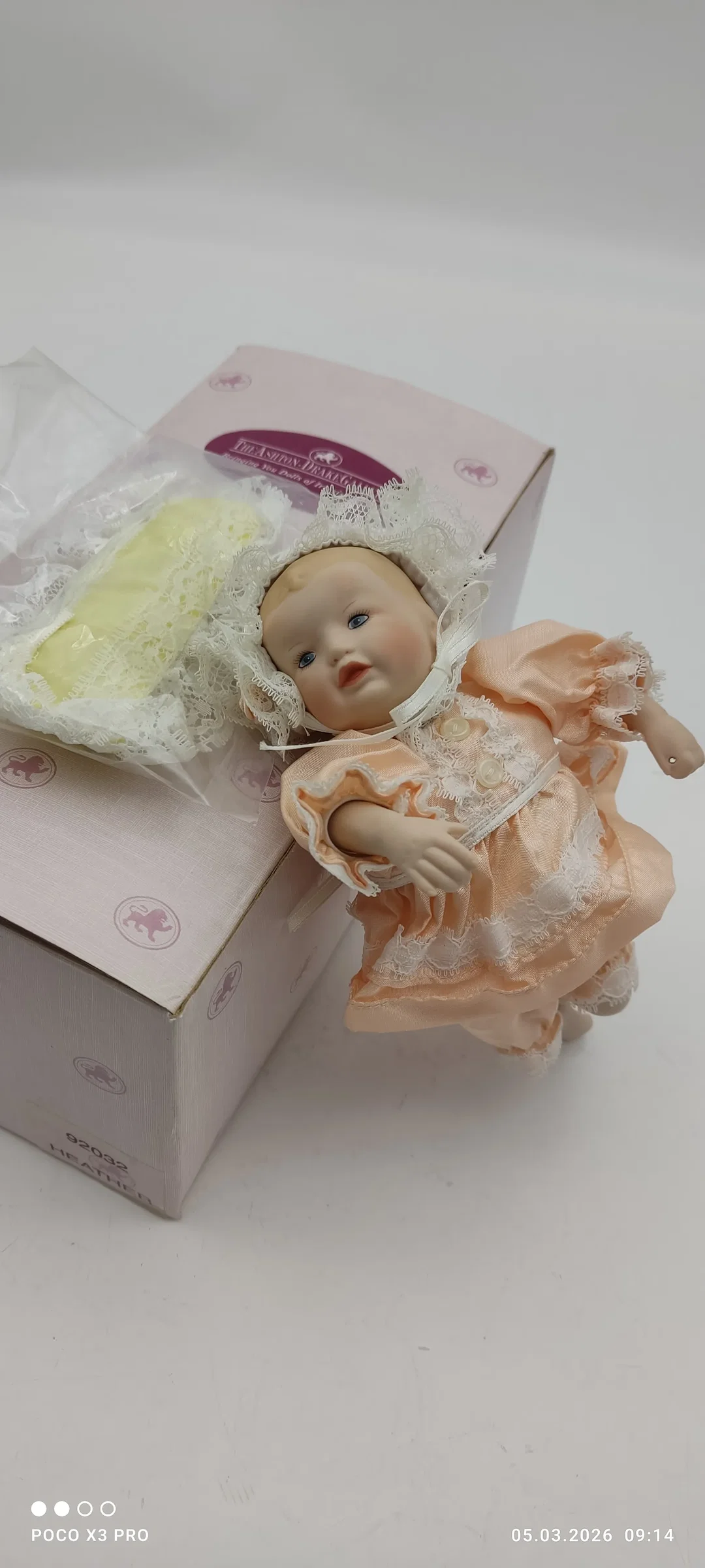 Ashton Drake Porzellanpuppe 'Heather' | Sammlerstück – Bild 4