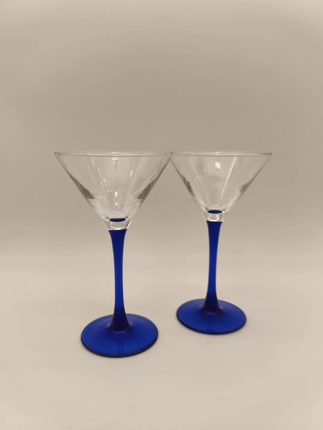 2 Stück Luminarc Martini/Cocktailgläser, mit blauem Stiel, 1990er – Bild 1