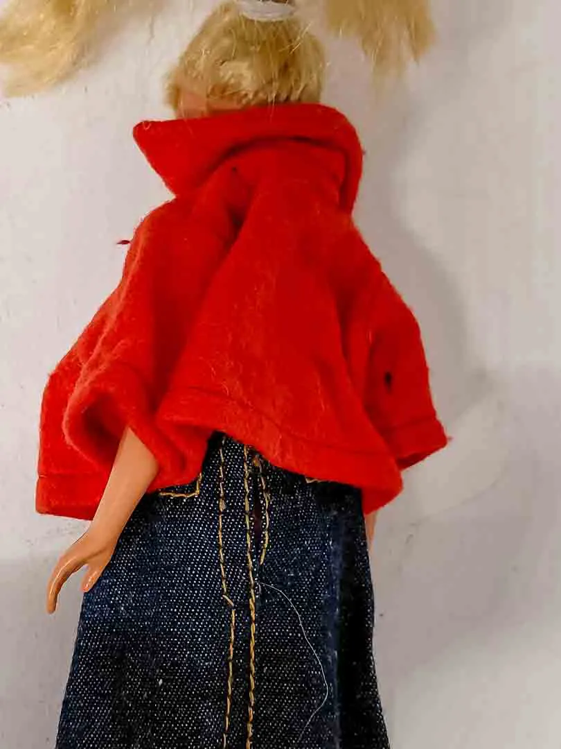 Vintage Mattel Skipper 1960er Puppe blonde Haare roter Mantel Rock ca 23 cm – Bild 3