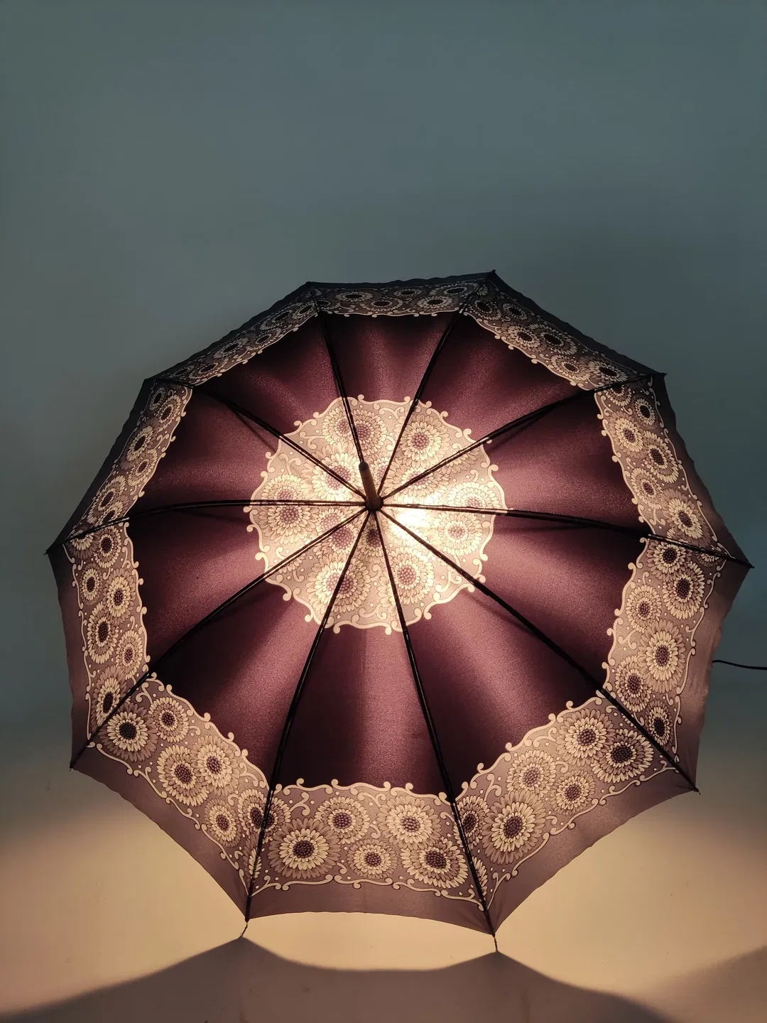 Vintage-Flanierschirm / Sonnenschirm / Damenschirm mit schönem Holzgriff - schwarz/grau mit Blumenmuster - Bild 1