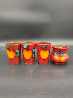 3 Becher & 1 Krug von Gmundner Porzellan mit Apfelmotiv - Bild 1