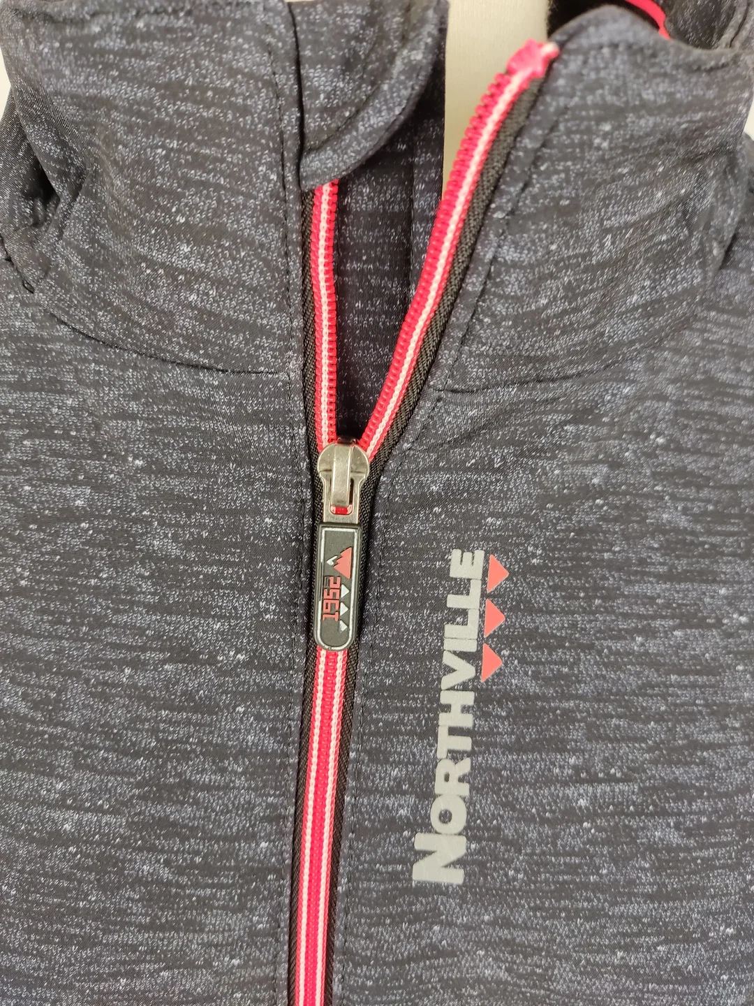 Sportjacke "Northville" langarm mit Zipp,, schwarz meliert mit Aufdruck, Größe 158 – Bild 2