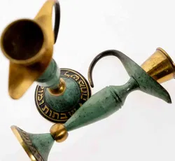 Vintage Kerzenständer-Paar aus Messing mit schöner Patina und hebräischer Schrift - Bild 2