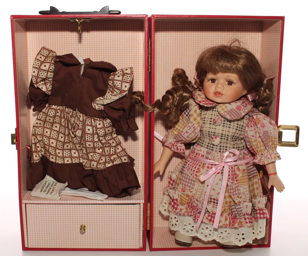 Porzellanpuppe im roten Koffer – ca. 33 cm, mit Wechselkleid & Zubehör - Bild 1