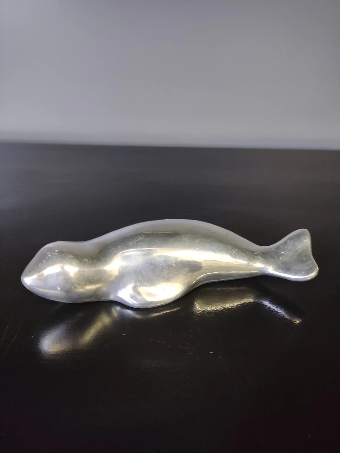 Hoselton-Skulptur Robbe Modell 995, poliertes Aluminium, Länge 15 cm - Bild 1