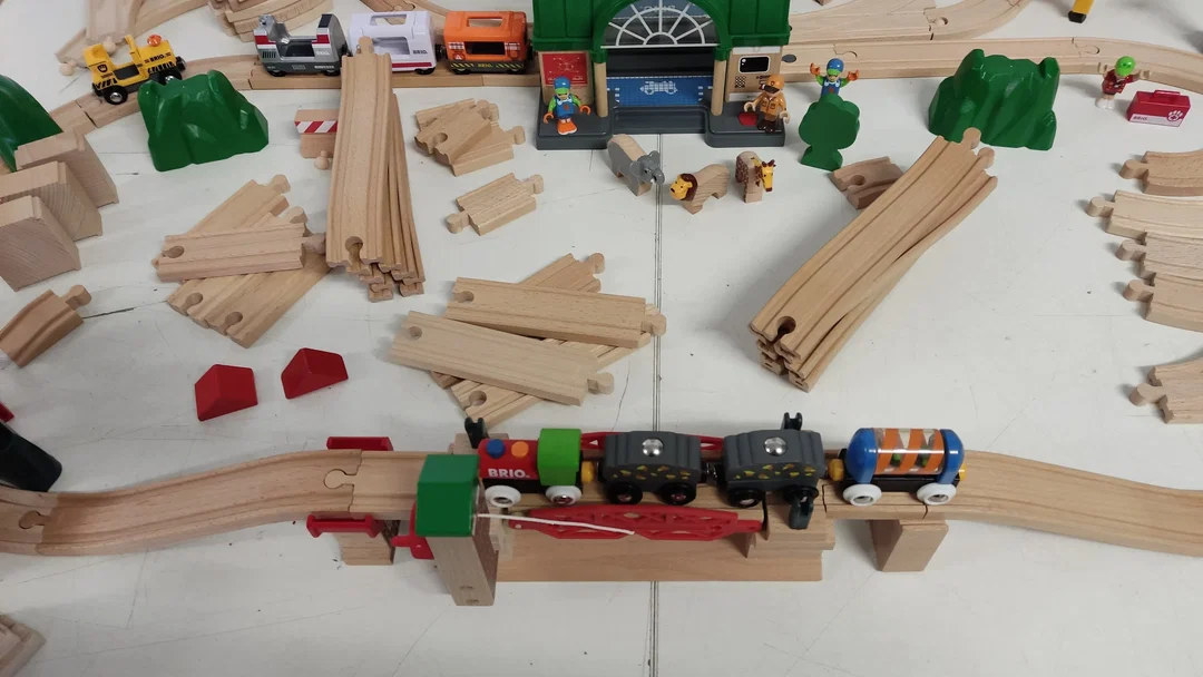 Brio Holzspielzeug/Eisenbahn Konvolut mit Holzkiste – Bild 3