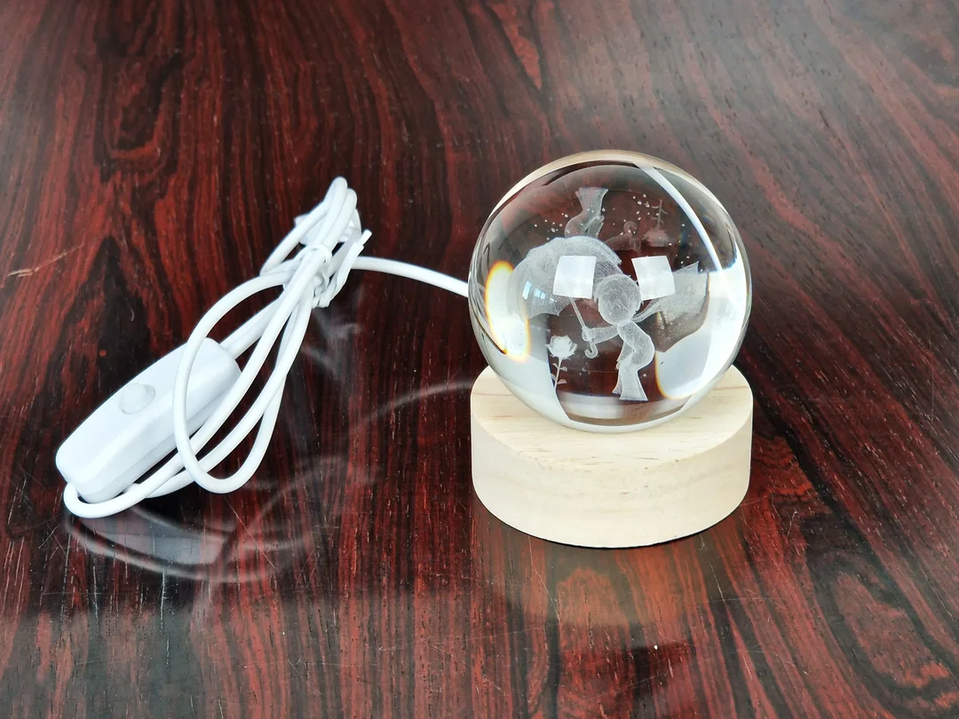 3D Kristallkugel mit LED – USB Dekoleuchte – Motiv: Person mit Regenschirm & Rose – Bild 3