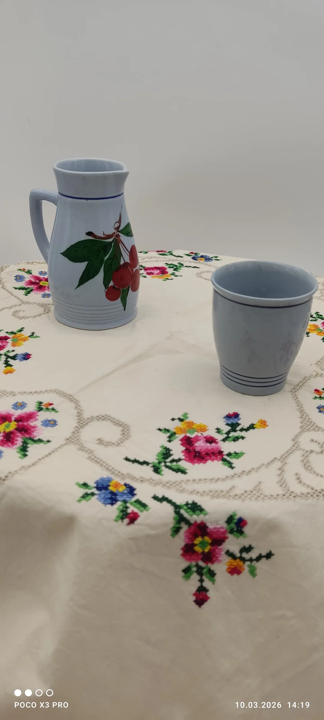 Lilien Porzellan Kanne mit Becher | Zeitreise-Stück – Bild 2