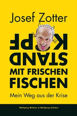 Kopfstand mit frischen Fischen - Josef Zotter