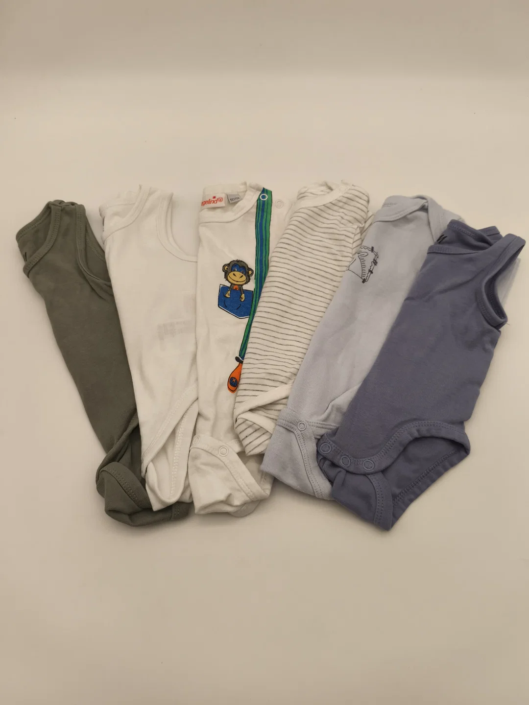 Baby Bodies, kurzarm und ärmellos, 6-teiliges Set, Gr. 50/56 – Bild 1