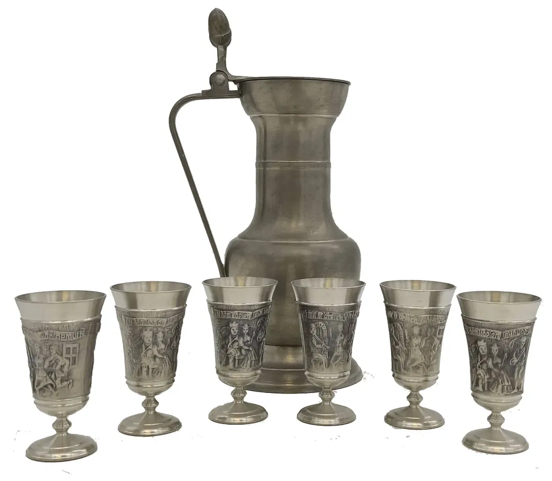  Zinnbecher Set 6-teilig von BMF (Bayerische Metallwarenfabrik) - Mittelalterliches Reliefmotiv - Reinzinn, inkl. Artina Zinnkanne mit Deckel - Bild 1