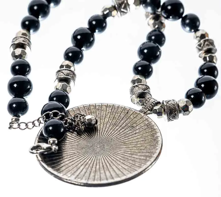 Halskette mit Anhänger in silber/schwarz – Bild 3
