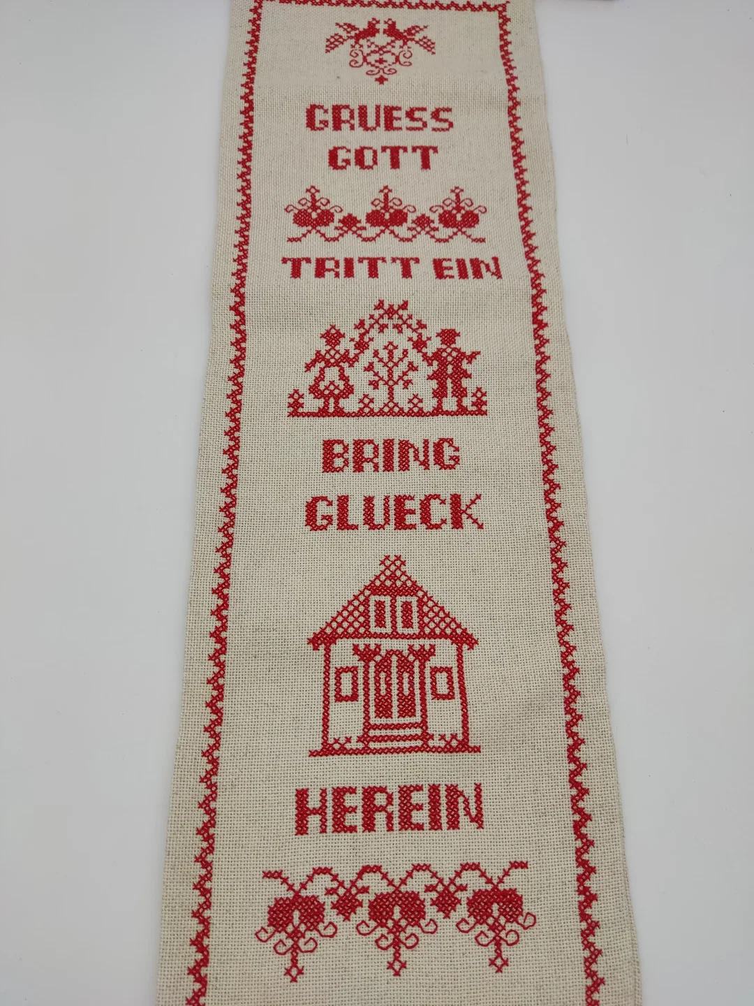 Wandbehang "Grüß Gott", rot mit Fransen, Größe ca. 75 x 21 cm – Bild 2