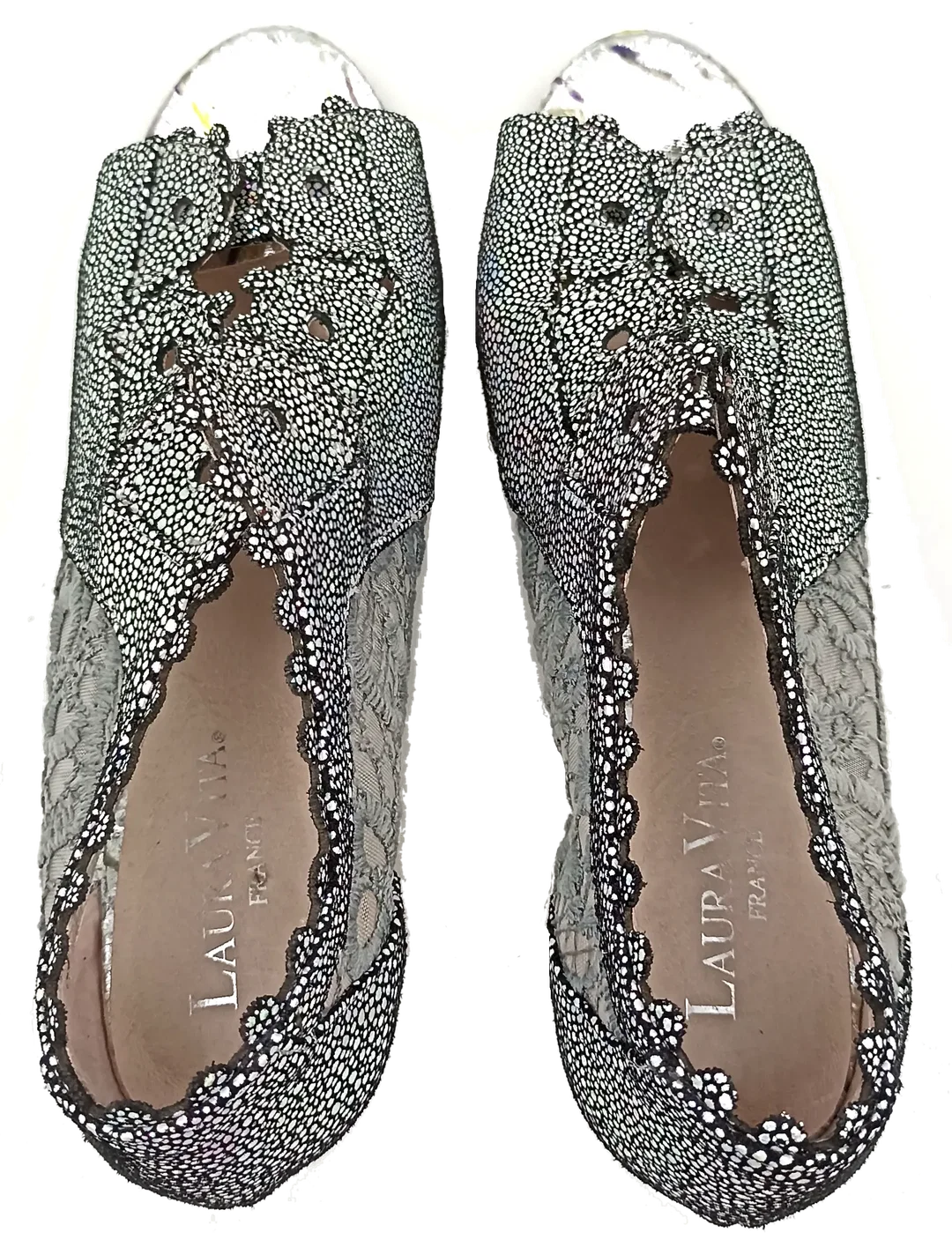 Laura Vita France Damen Peeptoes Pumps Blumendetails  silver/schwarz – Bild 4
