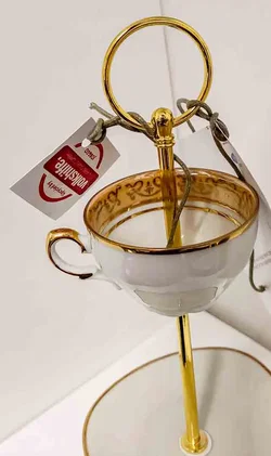 s'Stockerwerkal, Porzellan-Etagere mit Tasse und zwei Tellern Golddekor 3-stöckig – Vorschau 2