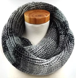 Handgestrickter Loop Schal