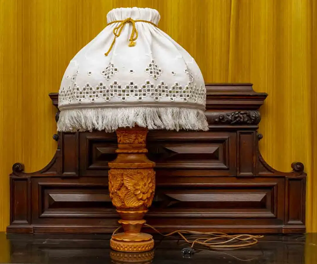 Holzlampe mit Stoffschirm, Schnitzereien, H 72 cm, Vintage - Bild 1