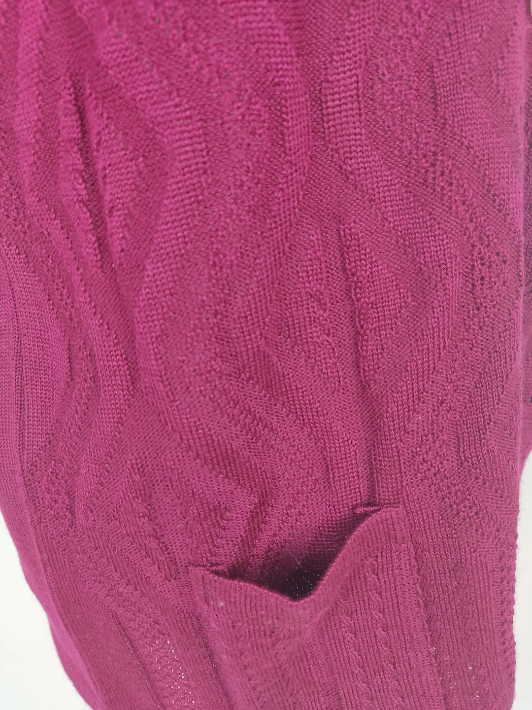 Gilet, mit V-Ausschnitt, weinrot mit Musterung und Taschen, Größe 40 – Bild 3
