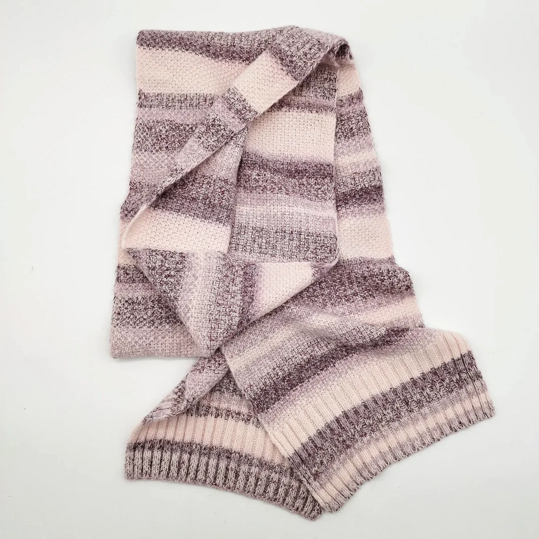 Bommelmütze mit Schal, handgestrickt - Set  – Bild 3