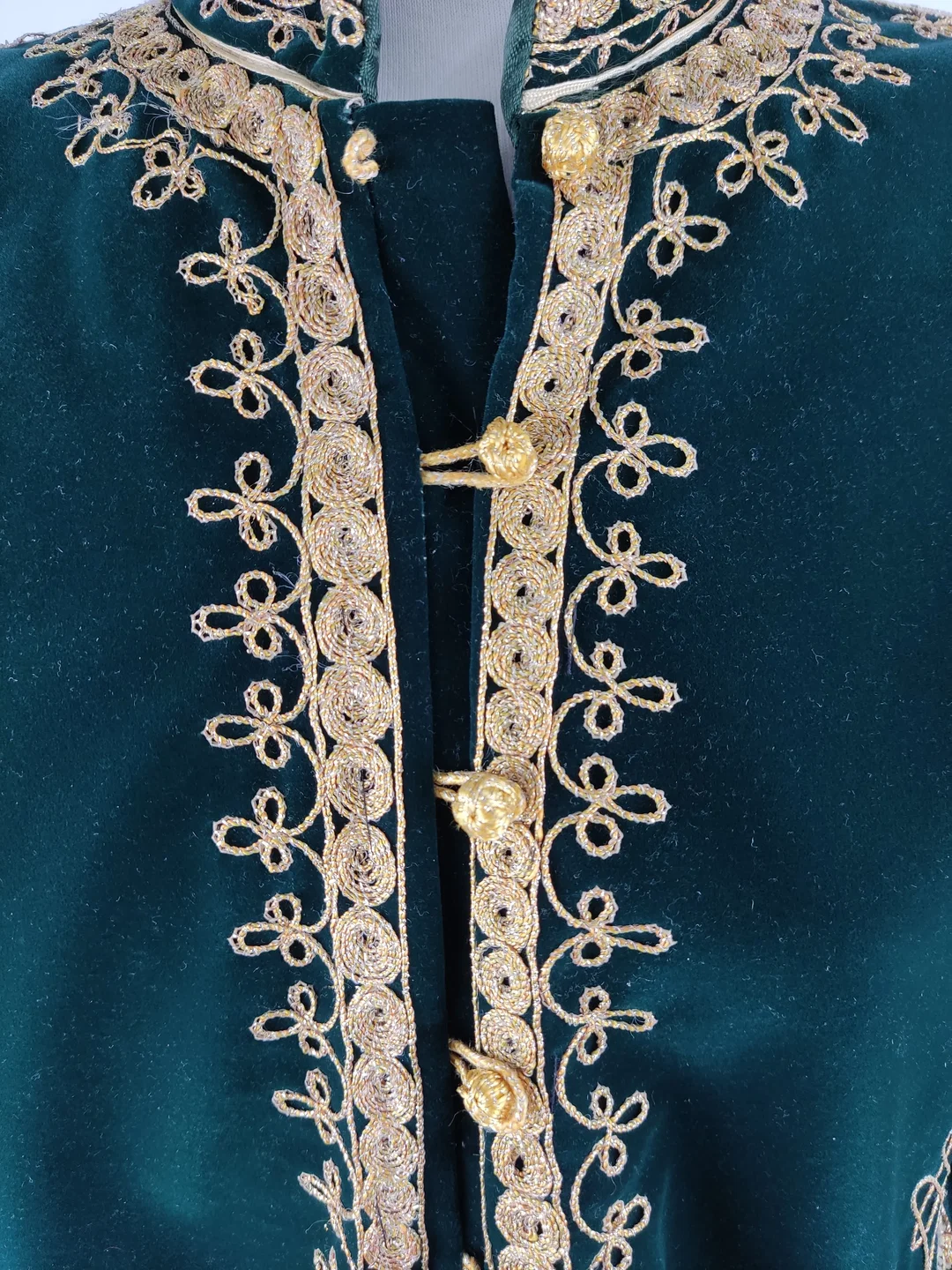 Kaftan "Samt", langarm mit Stehkragen, grün mit Stickerei, Größe 44 (geschätzt) – Bild 4