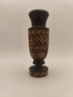 Vase mit Schnitzereien aus Holz  - Bild 2