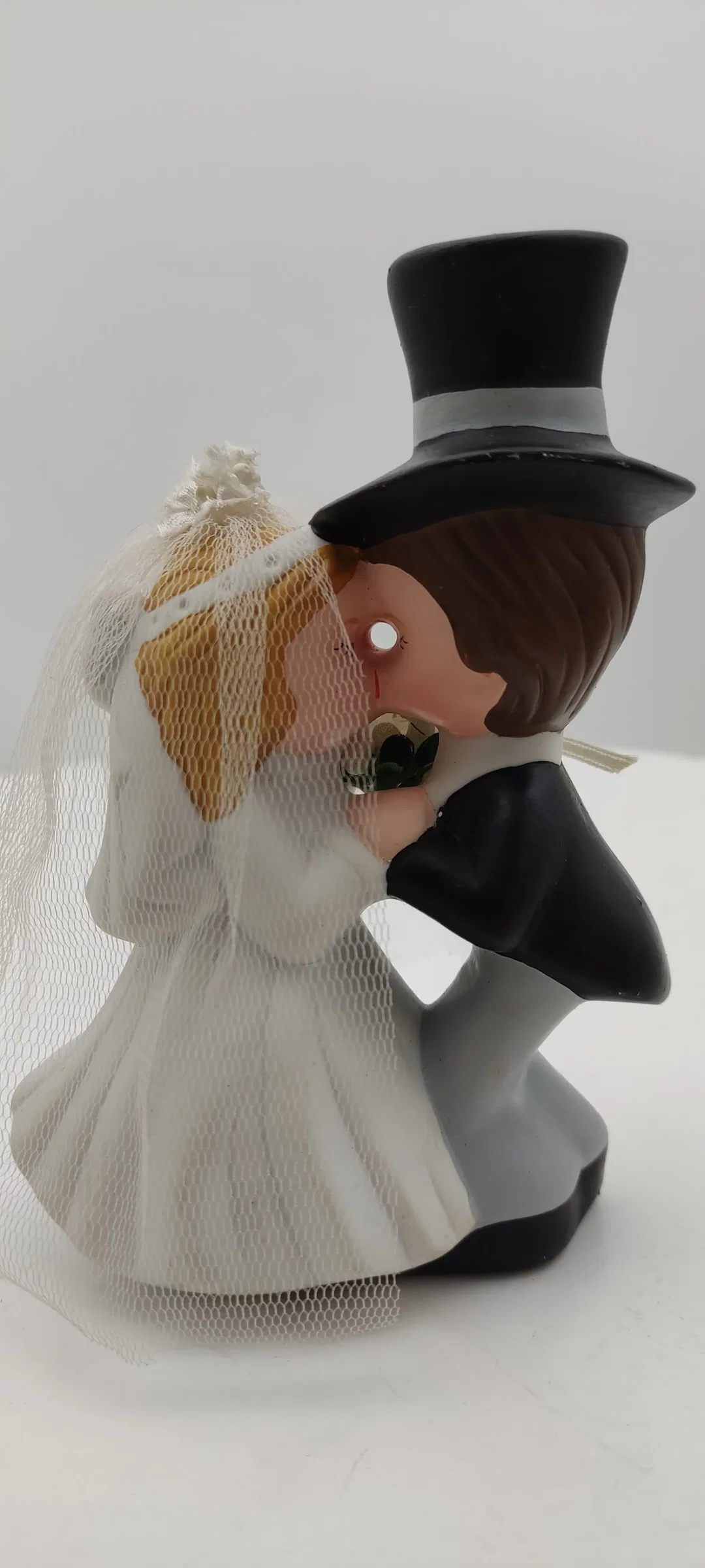 Keramik Hochzeitstortenfiguren 'Küssende Brautpaar' | Mit Schönheitsfehler - Bild 1