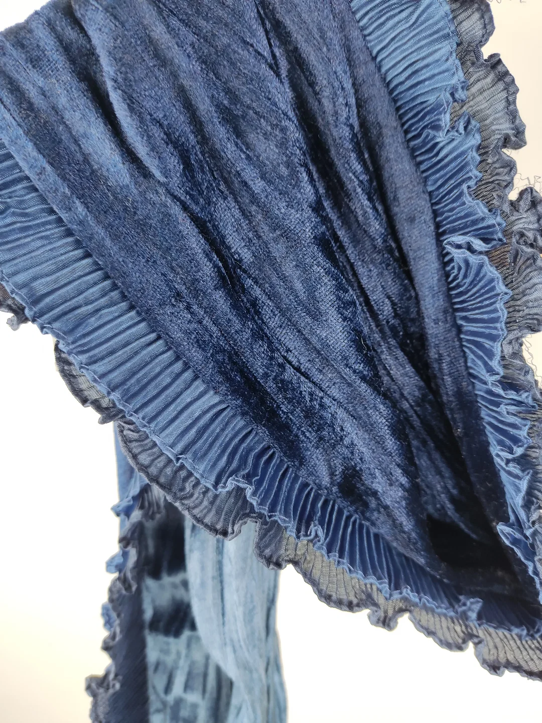 Samt-Schal mit Rüschen dunkelblau - 150x20cm – Bild 4