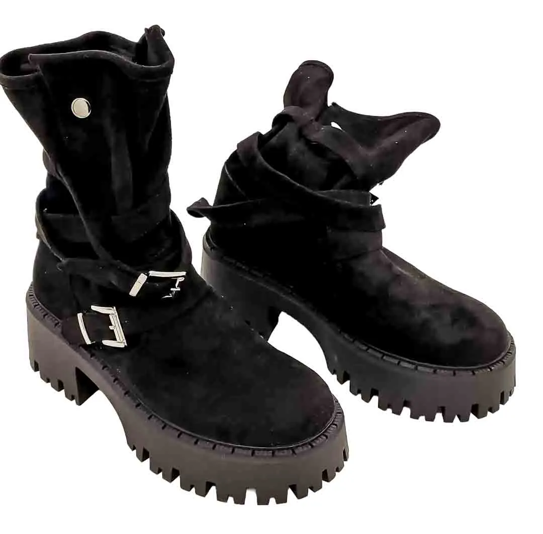 Schwarze Stiefel aus süßem Holz mit Trägern und kerbiger Sohle im Rock-Stil - Bild 1