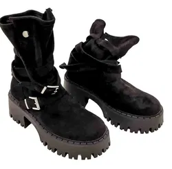 Schwarze Stiefel aus süßem Holz mit Trägern und kerbiger Sohle im Rock-Stil - Bild 1