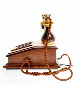 Schrack Telefon im Retro-Holzdesign mit Messing-Akzenten, perfekt als Requisite - Bild 3