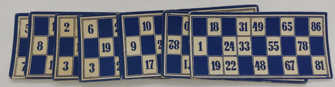 Vintage Sammlung von Bingokarten und Steinen  – Bild 10