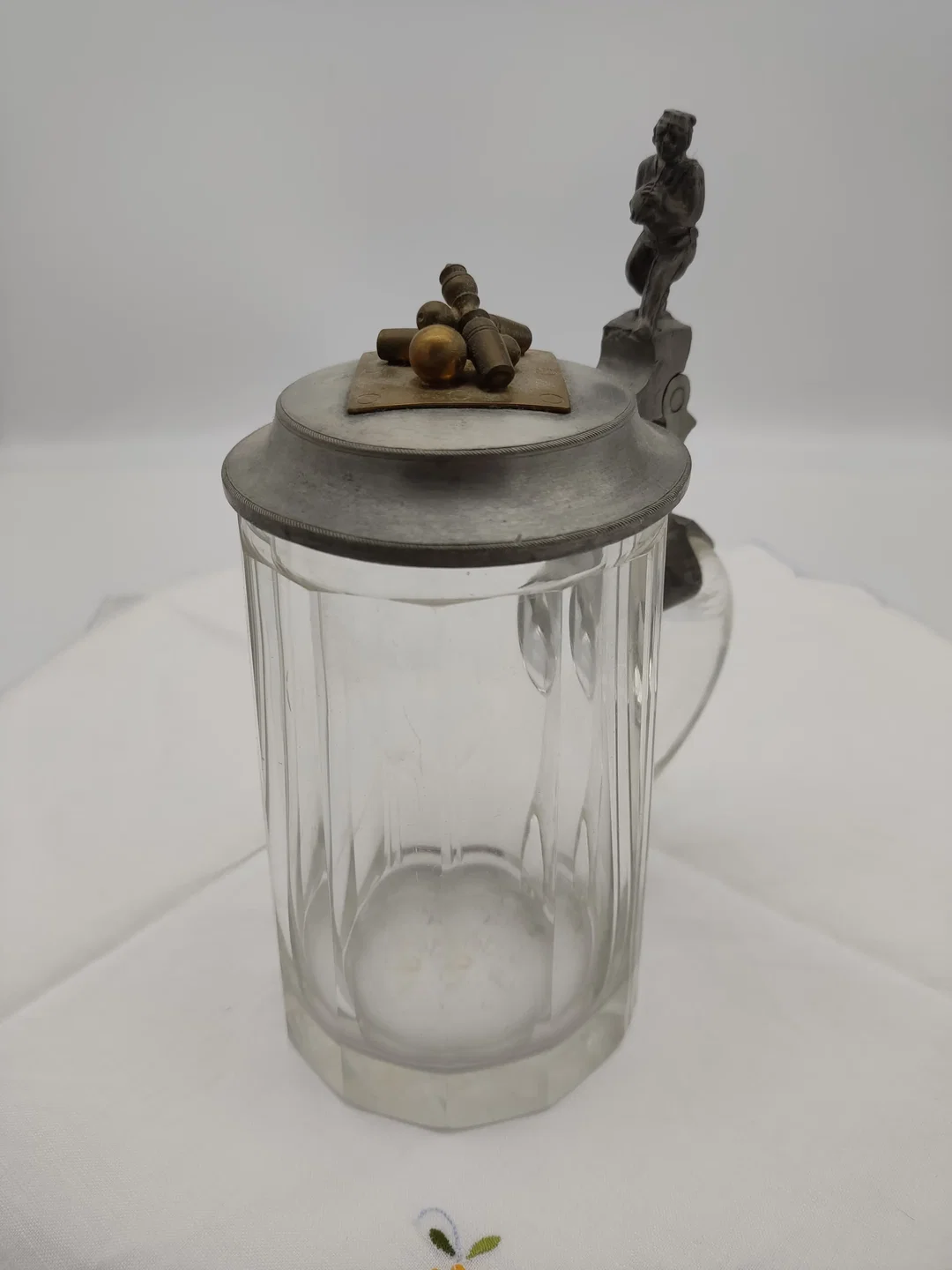Antiker Glaskrug mit Keglerfigur und Kegel mit Kugel auf dem Zinndeckel, 0,5 Liter, ca 100 bis125 Jahre alt – Bild 1