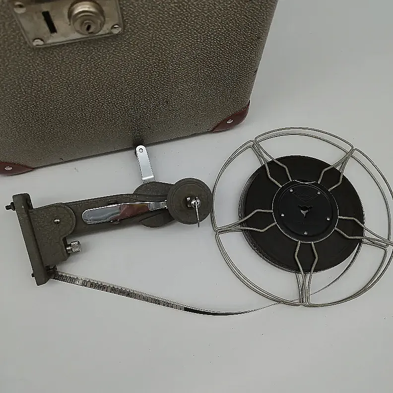 Vintage Filmprojektor mit Koffer & 1 Film – Deko-Rarität mit Charakter – Bild 3
