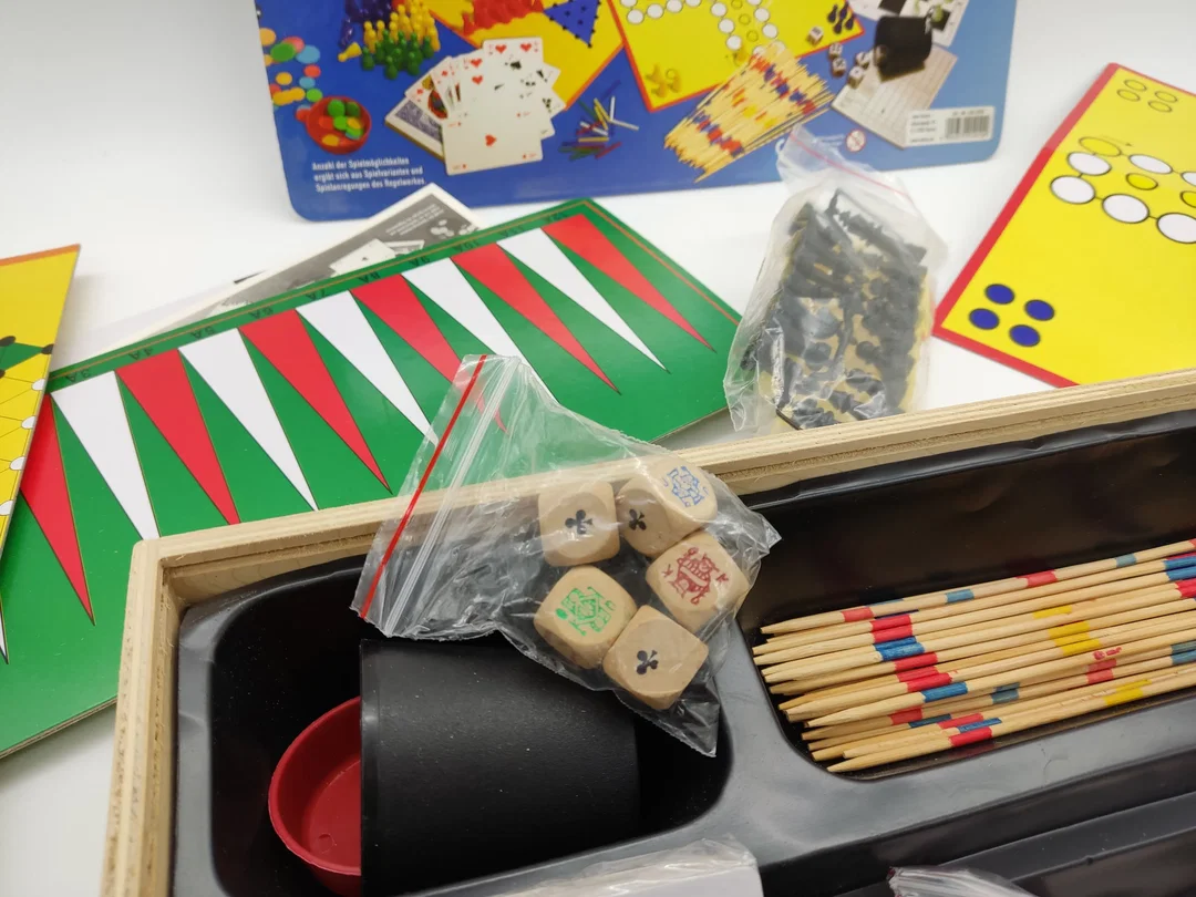 Idena Spielesammlung in Holzkassette – Bild 3