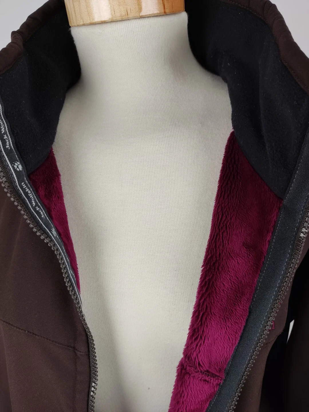 Jacke "Jack Wolfskin Outdoor", langarm mit Stehkragen, dunkelbraun mit Stickerei, Größe XL  – Bild 7