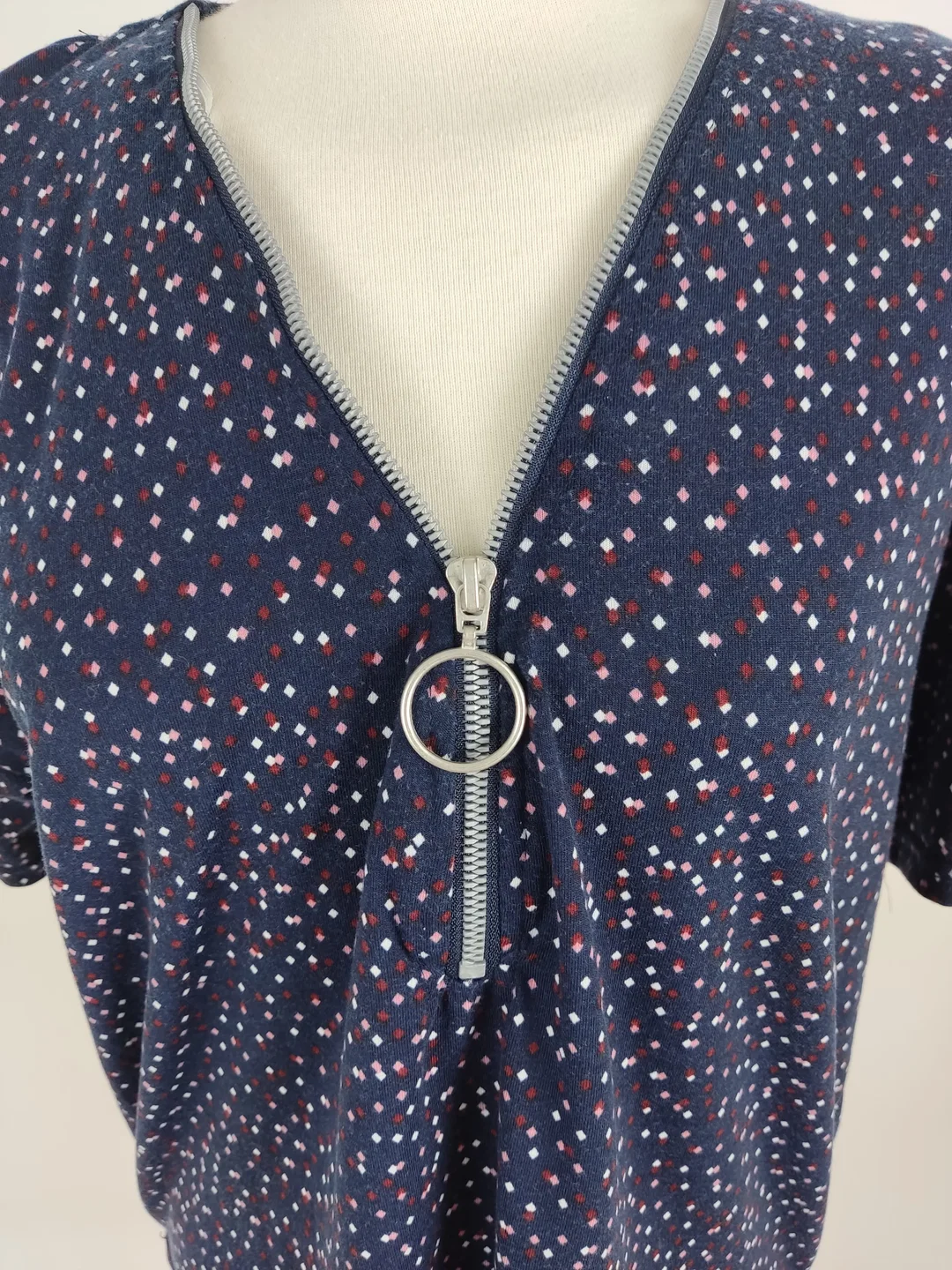 Damen T-Shirt Janina mit V-Ausschnitt und Zipper, blau gemustert, Größe 36 – Bild 2