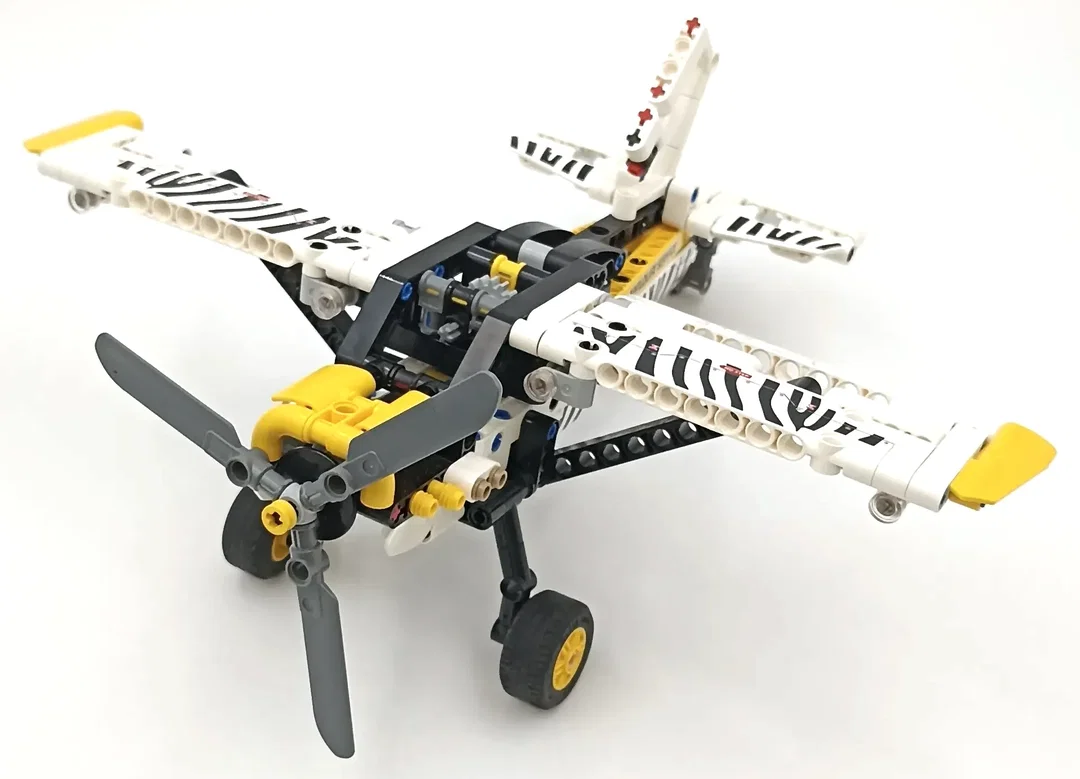 LEGO Technic Propellerflugzeug 42198 - Bild 4