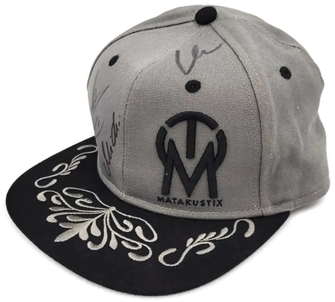 Schildkappe Matakustix mit Autogrammen - Bild 1