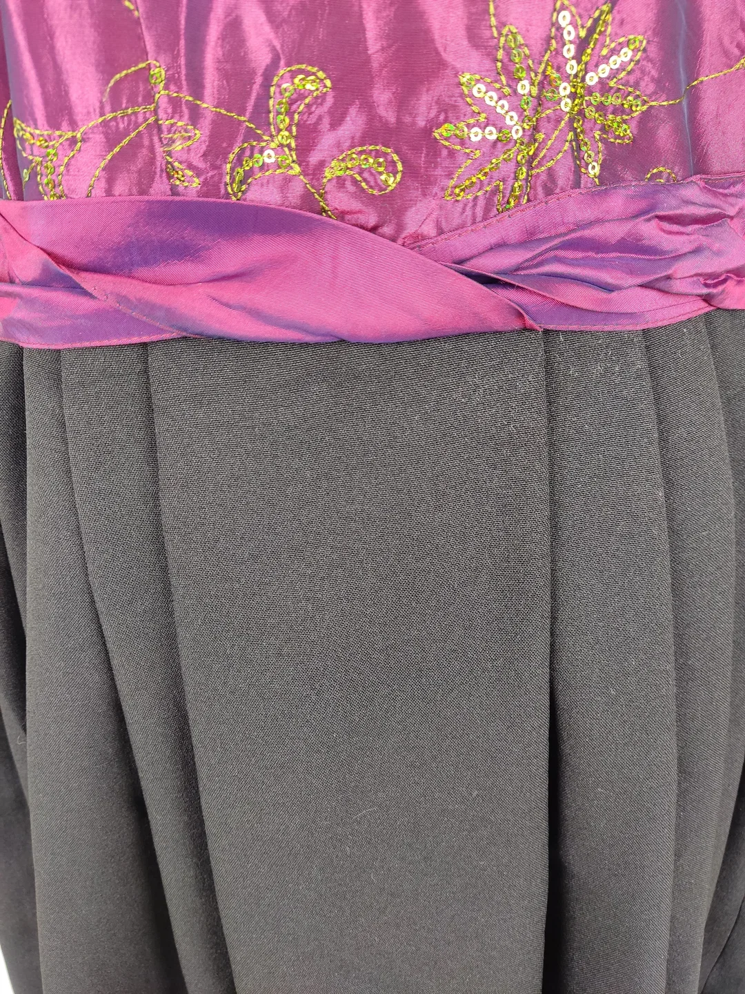 Dirndlkleid "Turi Landhaus", kurzarm, schwarz/pflaume, Größe 46 – Bild 7