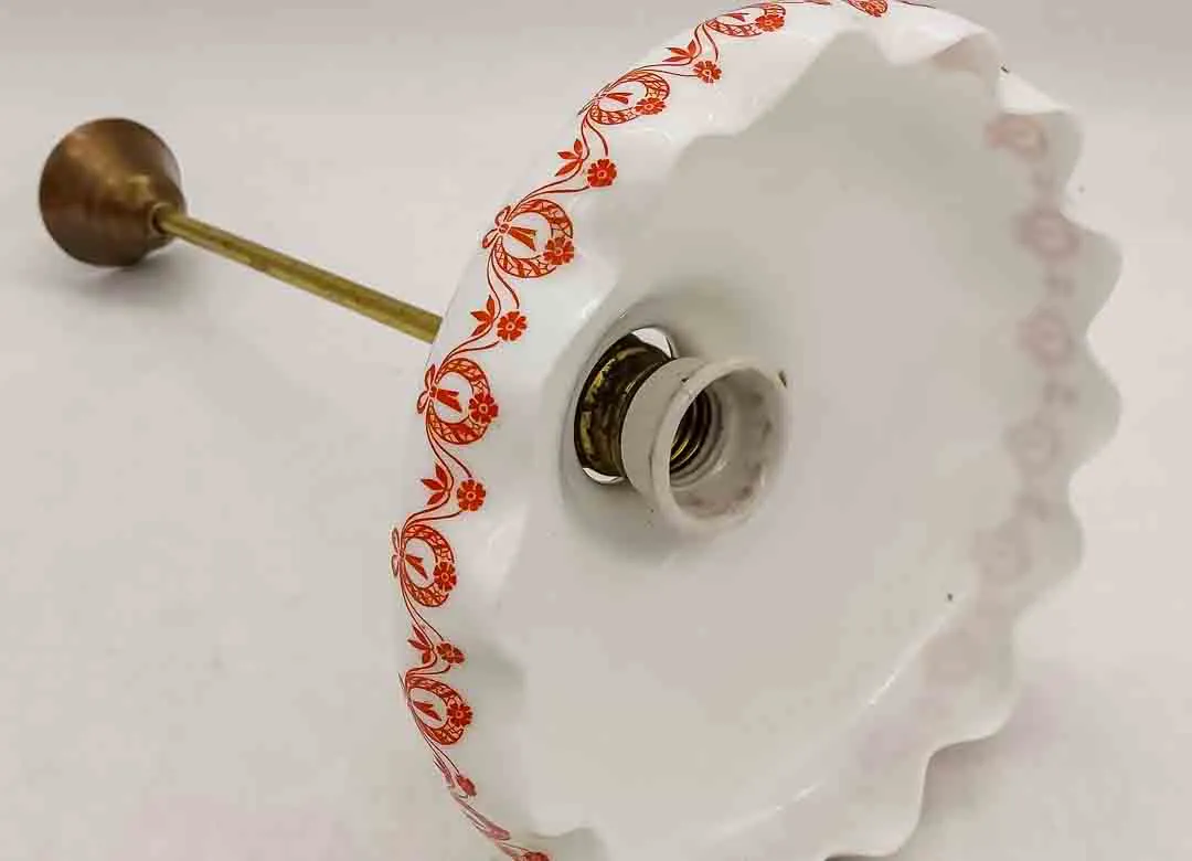 Vintage Hängelampe Opalglas weiß mit rotem Dekor Messing H 42 Ø 22 – Bild 3