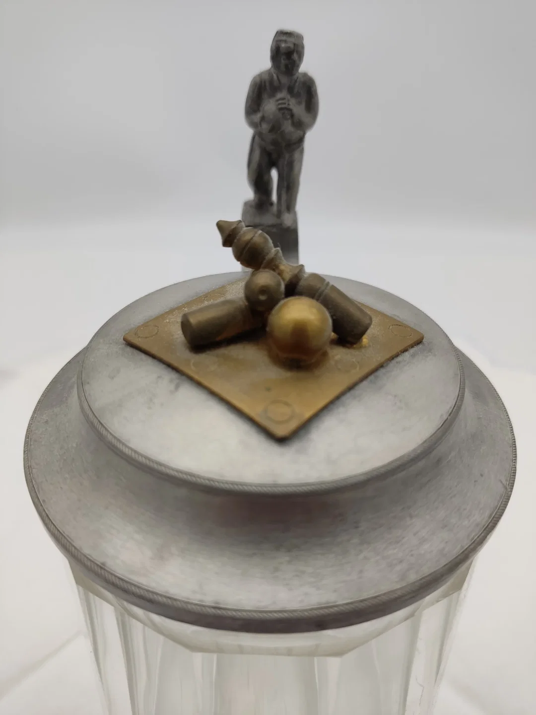 Antiker Glaskrug mit Keglerfigur und Kegel mit Kugel auf dem Zinndeckel, 0,5 Liter, ca 100 bis125 Jahre alt – Bild 5