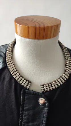 Laura Torelli Damen Kunstlederjacke mit Stoffeinsatz - schwarz mit Strasssteinen am Kragen - Gr.: 36 - Bild 5