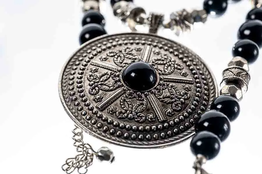 Halskette mit Anhänger in silber/schwarz - Bild 4